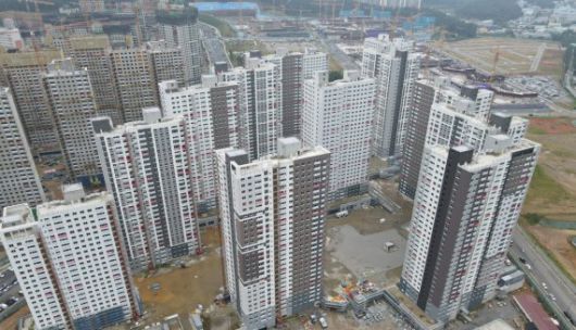 지난 8월 인천 서구 원당동 검단신도시 금호어울림 센트럴 아파트 전경. 투기과열지구로 지정된 검단신도시가 롯데몰 조성과 지하철 연장 등 호재로 온기를 되찾았지만, 분양권 다운계약이 횡행하고 있다. 사진은 기사와 관계 없음 금호어울림 제공