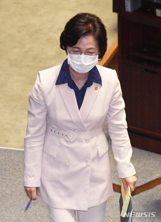 [서울=뉴시스]김선웅 기자 = 14일 국회에서 열린 정치분야 대정부질문에서 추미애 법무장관이 답변을 마치고 자리로 돌아가고 있다.2020.09.14. photo@newsis.com /사진=뉴시스