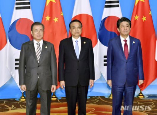 지난해 12월 중국 청두에서 열린 한중일 정상회담. 왼쪽부터 문재인 대통령, 리커창 중국 국무원 총리, 아베 신조 일본 총리. 뉴시스