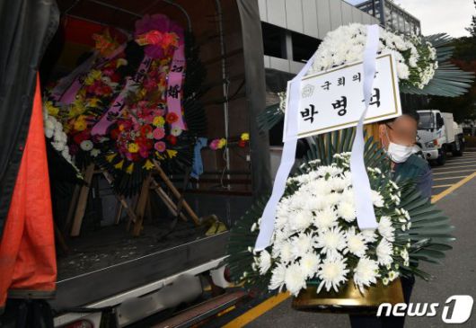 (서울=뉴스1) 황기선 기자 = 이건희 삼성그룹 회장이 별세한 25일 서울 강남구 삼성서울병원 장례식장에 박병석 국회의장이 보낸 근조화환이 도착하고 있다. 2020.10.25/뉴스1 /사진=뉴스1화상