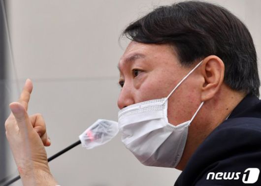 윤석열 검찰총장이 지난 22일 서울 여의도 국회에서 열린 법제사법위원회의 대검찰청에 대한 국정감사에 출석해 의원 질의에 답변하고 있다. © News1 /사진=뉴스1