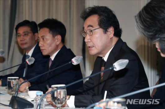 [서울=뉴시스] 국회사진기자단 = 이낙연 더불어민주당 대표가 17일 오전 서울 중구 프레스센터에서 열린 관훈토론회에서 발언을 하고 있다. 2020.11.17. photo@newsis.com /사진=뉴시스