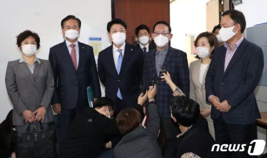 (서울=뉴스1) 성동훈 기자 = 김도읍 국민의힘 의원이 25일 서울 여의도 국회에서 열린 법사위 전체회의 산회 관련 기자회견에서 전체회의 개회 요구서에 윤석열 검찰총장이 포함됐다고 밝히고 있다. 2020.11.25/뉴스1 /사진=뉴스1화상