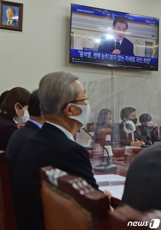 (서울=뉴스1) 박세연 기자 = 김종인 국민의힘 비대위원장이 26일 국회에서 열린 비상대책위원회의에 앞서 문재인 대통령의 윤석열 검찰총장 임명장 수여식 영상을 바라보고 있다. 2020.11.26/뉴스1 /사진=뉴스1화상
