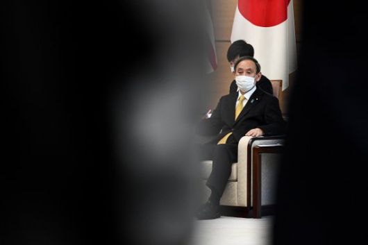 스가 요시히데 일본 총리. 지난 달 총리 관저 접견실에서 제럴드 데이비드 H. 버거 해병대 사령관을 면담하는 모습이 문틈으로 보인다. 로이터 뉴스1