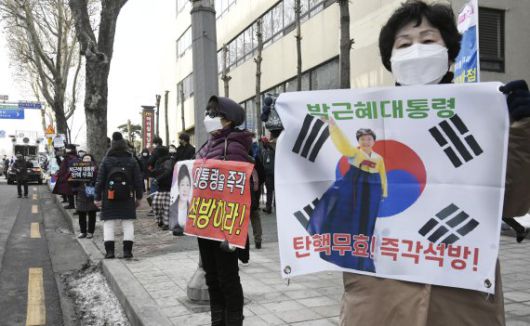 14일 오전 서울 서초구 대법원 앞에서 박근혜 전 대통령 지지자들이 박 전 대통령의 석방을 촉구하며 시위를 하고 있다. 대법원 3부(주심 노태악 대법관)는 이날 직권남용권리행사방해 등 혐의로 기소된 박 전 대통령에게 징역 20년을 선고한 원심을 확정했다. 박 전 대통령은 지난 2017년 4월 기소돼 약 3년9개월간 재판을 받았다. 사진=박범준 기자