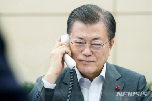 문재인 대통령이 22일 오전 청와대에서 카를로스 알바라도 코스타리카 대통령과 통화하고 있다. /사진=뉴시스