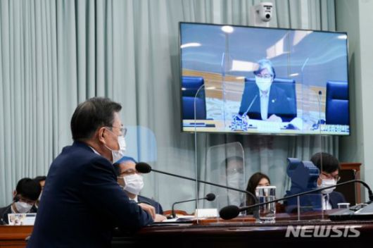 [서울=뉴시스]박영태 기자 = 문재인 대통령이 25일 오후 청와대에서 열린 보건복지부·식품의약품안전처·질병관리청 2021년 업무보고에 참석해 정은경 질병관리청장으로 부터 보고를 받고 있다. 2021.01.25. since1999@newsis.com <저작권자ⓒ 공감언론 뉴시스통신사. 무단전재-재배포 금지.> /사진=뉴시스화상