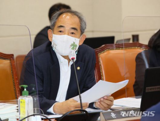 [서울=뉴시스]최동준 기자 = 더불어민주당 윤준병 의원이 14일 국회 환경노동위원회에서 열린 중앙환경분쟁조정위원회·국립환경과학원 등 국정감사에서 질의하고 있다. (공동취재사진) 2020.10.14. photo@newsis.com /사진=뉴시스