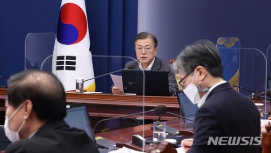 [서울=뉴시스]추상철 기자 = 문재인 대통령이 1일 오후 청와대 여민관에서 열린 수석·보좌관 회의를 주재하고 있다. 2021.02.01. scchoo@newsis.com <저작권자ⓒ 공감언론 뉴시스통신사. 무단전재-재배포 금지.> /사진=뉴시스화상