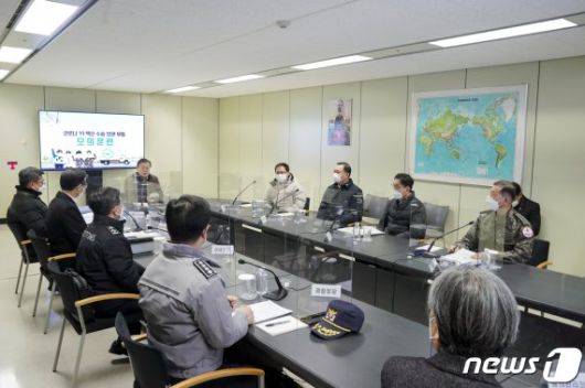 (인천공항=뉴스1) 이광호 기자 = 문재인 대통령이 3일 오전 인천국제공항 대한항공 화물터미널에서 열린 코로나19 백신 수송 모의훈련에서 변창흠 국토교통부장관으로부터 수송 계획 등에 대한 보고를 받은 뒤 발언하고 있다.2021.2.3/뉴스1 /사진=뉴스1화상