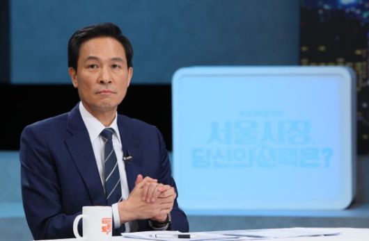더불어민주당 우상호 서울시장 경선후보가 15일 서울 마포구 상암동 MBC에서 열린 '100분 토론, 더불어민주당 서울시장 후보 경선 토론회'에서 박영선 경선후보와 토론을 하고 있다. 사진=뉴시스