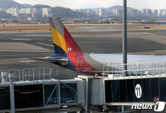 (서울=뉴스1) 정진욱 기자 = 사진은 지난달 5일 서울 강서구 김포공항 계류장에 있는 아시아나 항공기의 모습. 2021.1.5/뉴스1 /사진=뉴스1화상