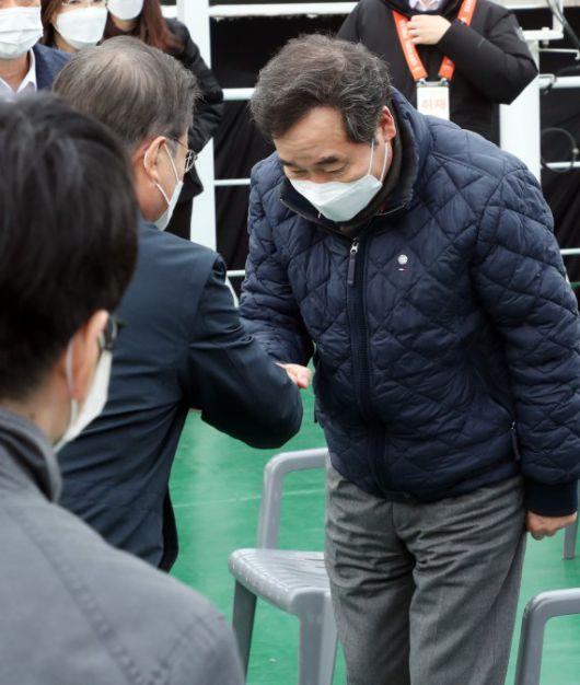 이낙연 더불어민주당 대표가 문재인 대통령이 25일 부산신항 다목적부두에 위치한 해양대학교 실습선 선상에서 열린 ‘동남권 메가시티 구축 전략 보고’를 끝낸 후 문재인 대통령에게 고개 숙여 인사하고 있다. /사진=뉴시스