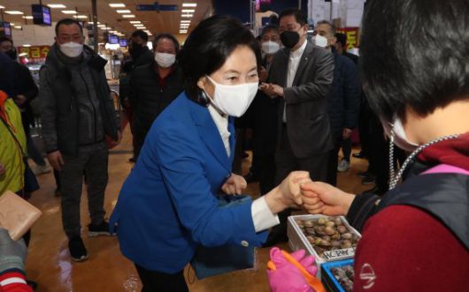 박영선 더불어민주당 서울시장 후보가 16일 오전 서울 동작구 노량진 수산시장을 방문해 상인들과 인사를 나누고 있다. 사진=뉴시스
