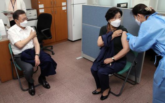 [서울=뉴시스]박영태 기자 = 문재인 대통령이 23일 오전 서울 종로구보건소에서 아스트라제네카(AZ)사의 코로나19 백신을 접종 후 김정숙 여사의 접종을 바라보고 있다. 2021.03.23. since1999@newsis.com <저작권자ⓒ 공감언론 뉴시스통신사. 무단전재-재배포 금지.> /사진=뉴시스화상