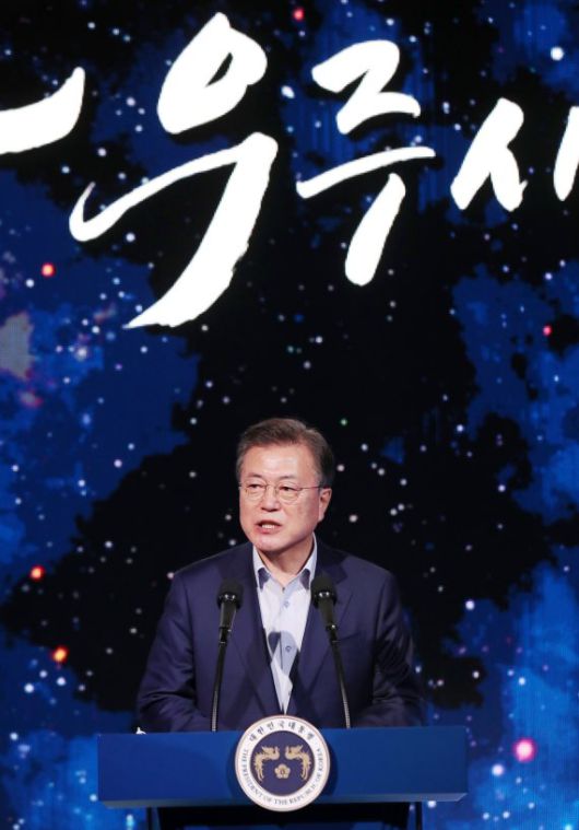 [고흥=뉴시스]박영태 기자 = 문재인 대통령이 25일 전남 고흥 나로우주센터에서 열린 ‘누리호 종합연소시험 참관 및 대한민국 우주전략 보고회’에 참석해 연설을 하고 있다. 2021.03.25. since1999@newsis.com <저작권자ⓒ 공감언론 뉴시스통신사. 무단전재-재배포 금지.> /사진=뉴시스화상