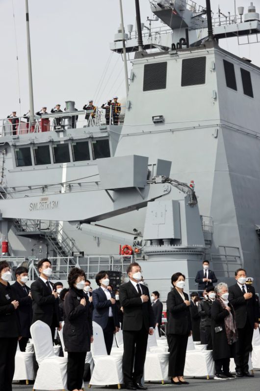 [평택=뉴시스]박영태 기자 = 문재인 대통령이 26일 오후 경기도 평택시 해군 2함대사령부 천자봉함·노적봉함에서 열린 제6회 서해수호의 날 기념식에서 국기에 경례하고 있다. 2021.03.26. since1999@newsis.com <저작권자ⓒ 공감언론 뉴시스통신사. 무단전재-재배포 금지.> /사진=뉴시스화상