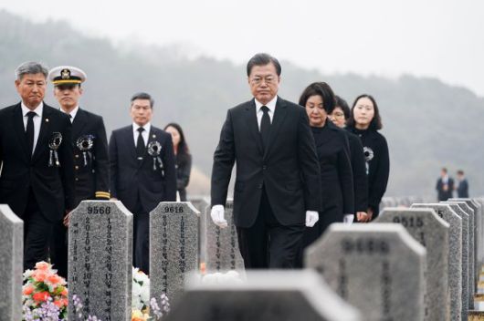 문재인 대통령과 부인 김정숙 여사가 지난해 3월27일 국립대전현충원에서 열린 서해수호의 날 기념식을 마친 후 고 한주호 준위 묘역을 참배하고 있는 모습. 사진=청와대 제공, 뉴스1.