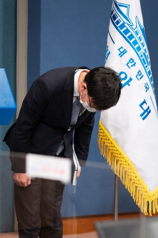 (서울=뉴스1) 유승관 기자 = 김상조 청와대 정책실장이 29일 청와대 브리핑룸에서 퇴임 인사에 앞서 고개숙여 인사하고 있다. 2021.3.29/뉴스1 /사진=뉴스1화상