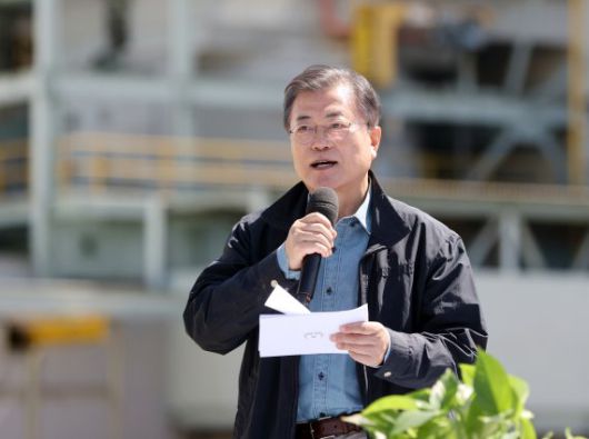 [서울=뉴시스]박영태 기자 = 문재인 대통령이 5일 서울 마포구 서울복합화력발전소에서 열린 제76회 식목일 기념행사에서 식수를 마치고 발언하고 있다. 2021.04.05. since1999@newsis.com <저작권자ⓒ 공감언론 뉴시스통신사. 무단전재-재배포 금지.> /사진=뉴시스화상