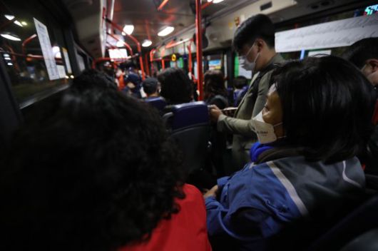 4.7 재·보궐선거를 하루 앞둔 6일 오전 박영선 더불어민주당 서울시장 후보가 노량진 수산시장을 방문하기 위해 '노회찬 버스'로 알려진 6411번 시내버스를 타고 이동하고 있다. / 사진=박영선 후보 캠프 제공