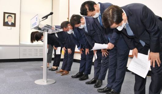 김태년 더불어민주당 대표 직무대행과 최고위원들이 8일 오후 서울 여의도 국회에서 4.7 재보궐 선거 패배의 책임을 지고 지도부 사퇴를 발표한 후 인사하고 있다. 2021.4.8/뉴스1 © News1 신웅수 기자 /사진=뉴스1