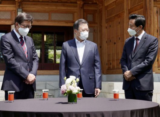 문재인 대통령이 21일 청와대 상춘재에서 열린 4·7 시도지사 보궐선거 당선인 초청 오찬에 앞서 오세훈 서울시장, 박형준 부산시장과 환담하고 있다. 왼쪽부터 박 시장, 문 대통령, 오 시장, 이철희 정무수석. /사진=뉴스1