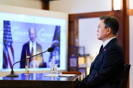 (서울=뉴스1) 유승관 기자 = 문재인 대통령이 22일 청와대 상춘재에서 화상으로 열린 기후정상회의에 참석해 조 바이든 미국 대통령의 발언을 경청하고 있다. 2021.4.22/뉴스1 /사진=뉴스1화상