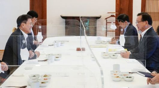 [서울=뉴시스] 문재인 대통령이 17일 청와대 상춘재에서 김부겸 국무총리와 주례회동을 하고있다. (사진=청와대 제공) 2021.05.17. photo@newsis.com *재판매 및 DB 금지 <저작권자ⓒ 공감언론 뉴시스통신사. 무단전재-재배포 금지.> /사진=뉴시스화상