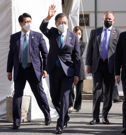 [워싱턴=뉴시스]추상철 기자 = 문재인 대통령이 20일 오후(현지시간) 미국 워싱턴에서 환영 인사를 나온 교민들에게 손 흔들고 있다. 2021.05.21. scchoo@newsis.com <저작권자ⓒ 공감언론 뉴시스통신사. 무단전재-재배포 금지.> /사진=뉴시스화상                                    [워싱턴=뉴시스]추상철 기자 = 문재인 대통령이 20일 오후(현지시간) 미국 워싱턴에서 환영 인사를 나온 교민들에게 손 흔들고 있다. 2021.05.21. scchoo@newsis.com <저작권자ⓒ 공감언론 뉴시스통신사. 무단전재-재배포 금지.> /사진=뉴시스화상