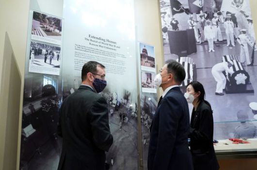 [워싱턴=뉴시스]추상철 기자 = 한미정상회담 참석차 미국 워싱턴을 방문중인 문재인 대통령이 20일 오전(현지시간) 워싱턴D.C. 인근 알링턴 국립묘지 기념관을 방문해 설명을 듣고 있다. 2021.05.21. scchoo@newsis.com <저작권자ⓒ 공감언론 뉴시스통신사. 무단전재-재배포 금지.> /사진=뉴시스화상