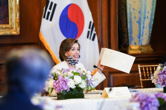 [워싱턴=뉴시스]추상철 기자 = 낸시 펠로시 미국 연방하원의회 의장이 20일 오후(현지시간) 미국 워싱턴 국회의사당에서 문재인 대통령 내외으로 부터 올해초에 새해에 받은 연하장을 들어 보이고 있다. 2021.05.21. scchoo@newsis.com /사진=뉴시스