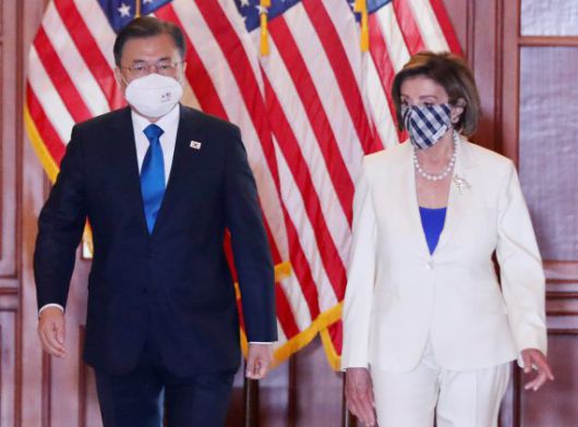 문재인 대통령이 20일 오후(현지시간) 미국 워싱턴 국회의사당을 방문해 낸시 펠로시 미국 연방하원의회 의장을 비롯한 미 하원 지도부와 간담회를 하기 위해 이동하고 있다. / 사진=뉴시스