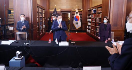 [워싱턴=뉴시스]추상철 기자 = 미국을 방문 중인 문재인 대통령이 21일 오전(현지시간) 미국 워싱턴 미 상무부에서 열린 한미 비즈니스 라운드 테이블 행사에 문승욱 산업통상자원부장관, 지나 러몬도 미국 상무장관과 함께 참석해 박수를 치고 있다. 2021.05.21. scchoo@newsis.com <저작권자ⓒ 공감언론 뉴시스통신사. 무단전재-재배포 금지.> /사진=뉴시스화상