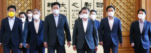 [서울=뉴시스]박영태 기자 = 문재인 대통령이 26일 청와대에서 여야 정당 대표들과 간담회장으로 이동하고 있다. 이날 청와대 초청 여야 정당 대표 대화에는 여영국(왼쪽부터) 정의당 대표, 최강욱 열린민주당 대표, 송영길 더불어민주당 대표, 김기현 국민의힘 대표 권한대행, 안철수 국민의당 대표가 참석했다. 2021.05.26. since1999@newsis.com <저작권자ⓒ 공감언론 뉴시스통신사. 무단전재-재배포 금지.> /사진=뉴시스화상