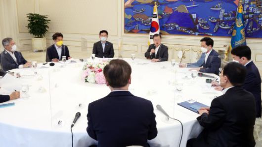 [서울=뉴시스]박영태 기자 = 문재인 대통령이 26일 청와대에서 열린 여야 정당 대표 초청 대화에 참석해 발언하고 있다. 이날 여야 정당 대표 초청 대화에는 더불어민주당 송영길 대표, 국민의힘 김기현 대표 권한대행, 정의당 여영국 대표, 국민의당 안철수 대표, 열린민주당 최강욱 대표가 참석했다. 2021.05.26. since1999@newsis.com <저작권자ⓒ 공감언론 뉴시스통신사. 무단전재-재배포 금지.> /사진=뉴시스화상