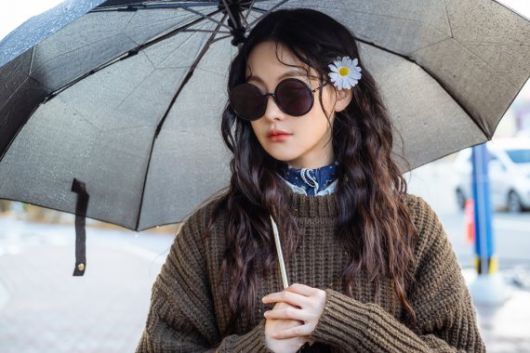 카카오TV가 자체 제작한 오리지널 주식 예능 '개미는 오늘도 뚠뚠'                                    오리지널 드라마 '이 구역의 미친 X'