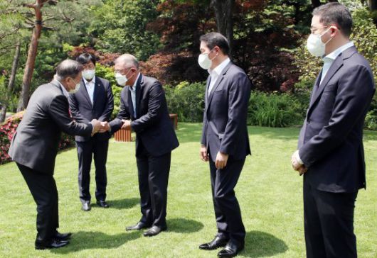 [서울=뉴시스]김진아 기자 = 문재인 대통령이 2일 청와대 상춘재에서 4대 그룹 대표 초청 간담회에 앞서 정의선 현대자동차그룹 회장과 인사를 하고 있다. 오른쪽부터 구광모 LG그룹 회장, 최태원 SK그룹 회장, 정의선 현대자동차그룹 회장, 이호승 정책실장, 문재인 대통령. 2021.06.02. bluesoda@newsis.com <저작권자ⓒ 공감언론 뉴시스통신사. 무단전재-재배포 금지.> /사진=뉴시스화상