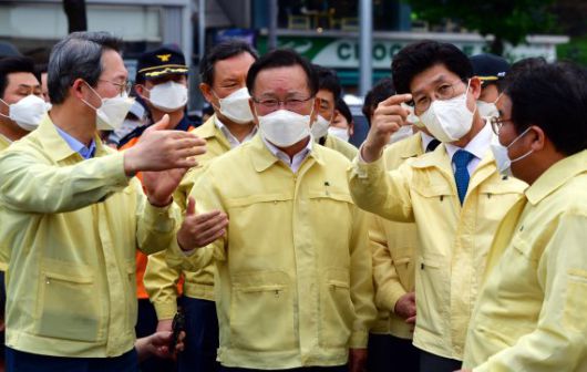 김부겸 국무총리(가운데)가 10일 오후 광주 동구 학동 재개발구역 '철거 건물 버스 매몰 사고 현장'을 찾아 사고에 대해 설명을 듣고 있다. 전날 오후 이곳에서 철거 중이던 5층 건물이 무너지면서 지나가던 버스를 덮쳐 9명이 숨지고 8명이 중상을 입었다. 뉴시스