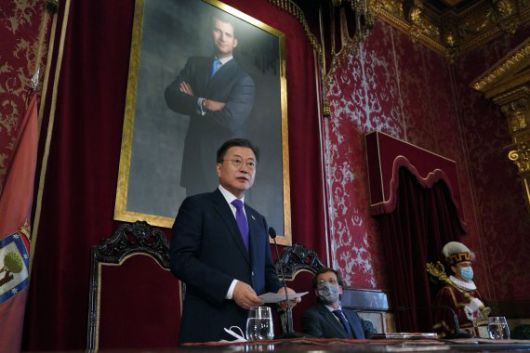 [마드리드(스페인)=뉴시스]박영태 기자 = 스페인을 국빈 방문 중인 문재인 대통령이 15일(현지시간) 스페인 마드리드 시청 내 시의회 본회의장에서 답사를 하고 있다. 2021.06.16. since1999@newsis.com <저작권자ⓒ 공감언론 뉴시스통신사. 무단전재-재배포 금지.> /사진=뉴시스화상