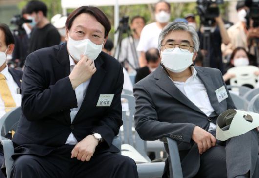 [서울=뉴시스]조성우 기자 = 윤석열 전 검찰총장이 9일 오후 서울 중구 남산예장공원 개장식에서 이회영 선생의 증손자이자 친구로 알려진 이철우 연세대 교수와 대화하고 있다. 2021.06.09. xconfind@newsis.com /사진=뉴시스