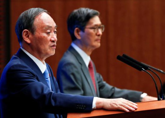 스가 요시히데 일본 총리와 오미 시게루 코로나19 대책 분과회의 회장. 로이터 뉴스1