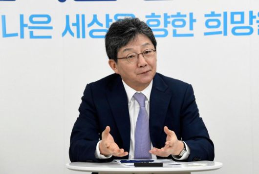 국민의힘 대권주자인 유승민 전 의원이 1일 서울 여의도 희망22 사무실에서 파이낸셜뉴스와 가진 인터뷰에서 주요 현안에 대한 의견을 밝히고 있다. 사진=박범준 기자