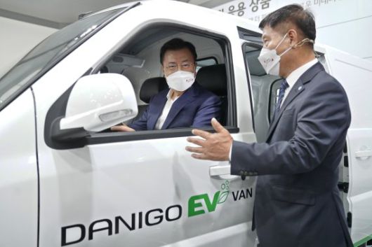 (청주=뉴스1) 이광호 기자 = 문재인 대통령이 8일 충북 청주시 LG에너지솔루션 오창 제2공장에서 열린 K-배터리 발전전략 보고 'K-배터리, 세계를 차지(charge)하다'에 참석, 행사에 앞서 K-배터리 전시를 관람하며 전북 군산형 일자리 생산 1호차인 '다니고 밴'에 탑승해 오충기 대창모터스 대표로부터 설명을 듣고 있다.2021.7.8/뉴스1 /사진=뉴스1화상