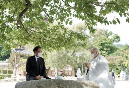[서울=뉴시스] 문재인 대통령이 23일 전북 김제시 금산사에 마련된 태공당 월주 대종사의 빈소를 조문한 후 원행 총무원장과 원통전 옆에서 환담을 나누고 있다. (사진=청와대 제공) 2021.7.23. photo@newsis.com *재판매 및 DB 금지 <저작권자ⓒ 공감언론 뉴시스통신사. 무단전재-재배포 금지.> /사진=뉴시스화상