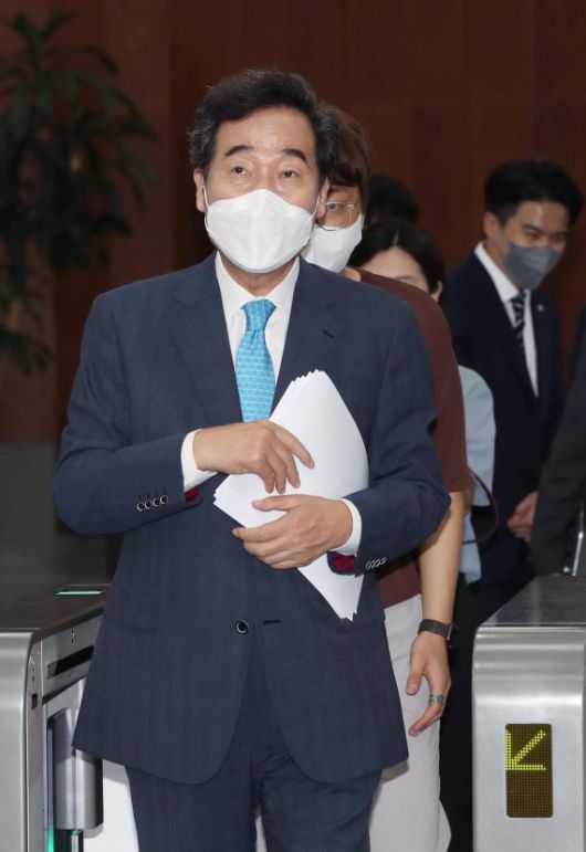 더불어민주당 대선 경선 후보인 이낙연 전 민주당 대표가 29일 서울 관악구 서울대학교 관정 미디어플렉스 스튜디오에서 열린 청년 토크 콘서트에 참석하고 있다. 사진=뉴시스