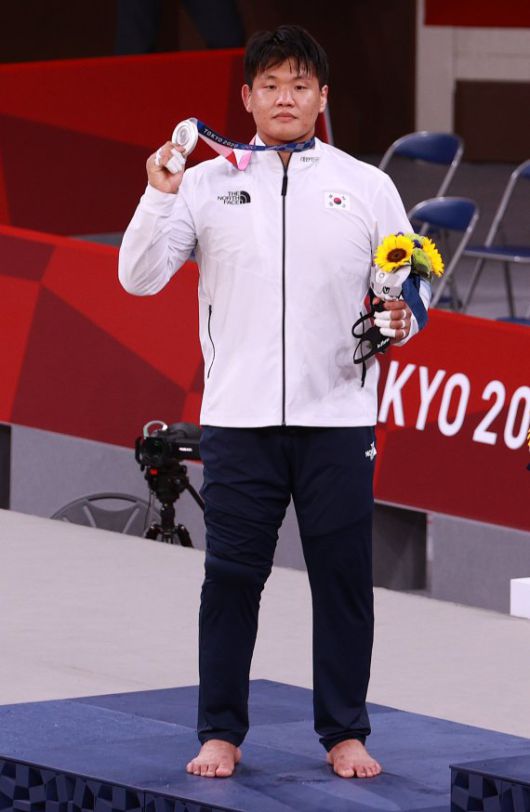 [도쿄(일본)=뉴시스] 이영환 기자 = 대한민국 유도 대표 조구함이 29일 오후(현지시간) 일본 도쿄 무도관에서 열린 남자 -100kg급 메달 시상식에서 은메달을 목에 걸고 포즈를 취하고 있다. 2021.07.29. 20hwan@newsis.com /사진=뉴시스