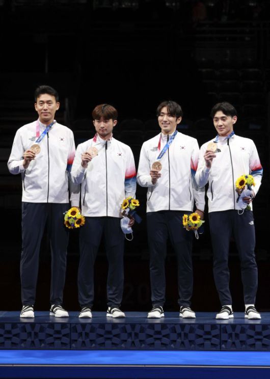 [지바(일본)=뉴시스] 이영환 기자 = 펜싱 남자 에페 단체 동메달을 따낸 대한민국 남자 펜싱대표팀 권영준, 마세건, 박상영, 송재호가 30일 오후 일본 지바 마쿠하리 메세에서 열린 남자 에페 단체 시상식에 참석해 동메달을 들고 포즈를 취하고 있다. 2021.07.30. 20hwan@newsis.com <저작권자ⓒ 공감언론 뉴시스통신사. 무단전재-재배포 금지.> /사진=뉴시스화상