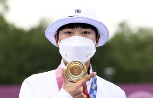 [도쿄(일본)=뉴시스] 최진석 기자 = 대한민국 양궁 대표팀 안산이 30일 일본 도쿄 유메노시마 양궁장에서 열린 2020 도쿄올림픽 양궁 여자 개인전 시상식에서 금메달을 들고 포즈를 취하고 있다. 2021.07.30. myjs@newsis.com /사진=뉴시스